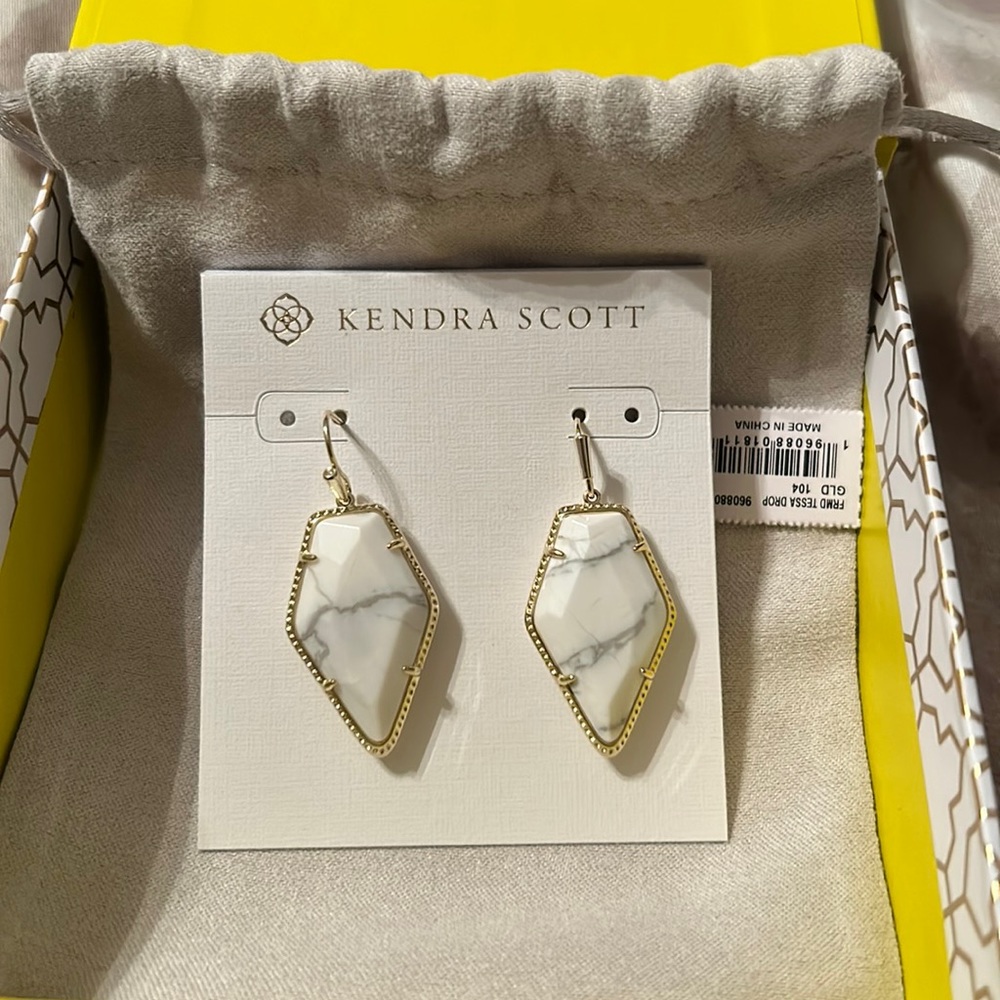 KENDRA SCOTT  Tessa drop earrings gold white howlite